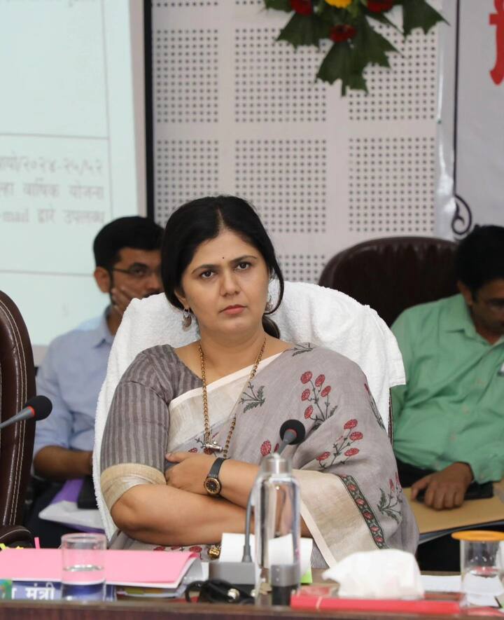 सर्वत्र कॅमेरे घेऊन फिरणाऱ्या आमदारांनी माजी मंत्री धनंजय मुंडे यांची भेट गपचूप का घेतली याचे उत्तर सुरेश धस यांनी द्यावे, अशंही पंकजा मुंडे या मुलाखतीमध्ये म्हणाल्या.