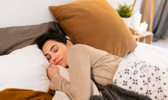 ਸਿਹਤਮੰਦ ਰਹਿਣ ਲਈ ਮਨੁੱਖੀ ਸਰੀਰ ਲਈ ਖਾਣਾ, ਪੀਣਾ ਅਤੇ ਸੌਣਾ ਬਹੁਤ ਜ਼ਰੂਰੀ ਹੈ। ਜੇਕਰ ਕਿਸੇ ਕਾਰਨ ਕਰਕੇ ਕੋਈ ਵਿਅਕਤੀ ਸਹੀ ਨੀਂਦ ਨਹੀਂ ਲੈ ਪਾਉਂਦਾ ਤਾਂ ਉਸ ਦਾ ਅੱਧੇ ਤੋਂ ਵੱਧ ਕੰਮ ਵਿਗੜ ਜਾਂਦਾ ਹੈ ਅਤੇ ਉਹ ਪੂਰਾ ਦਿਨ ਚਿੜਚਿੜਾ ਹੋਣ ਲੱਗ ਜਾਂਦਾ ਹੈ।