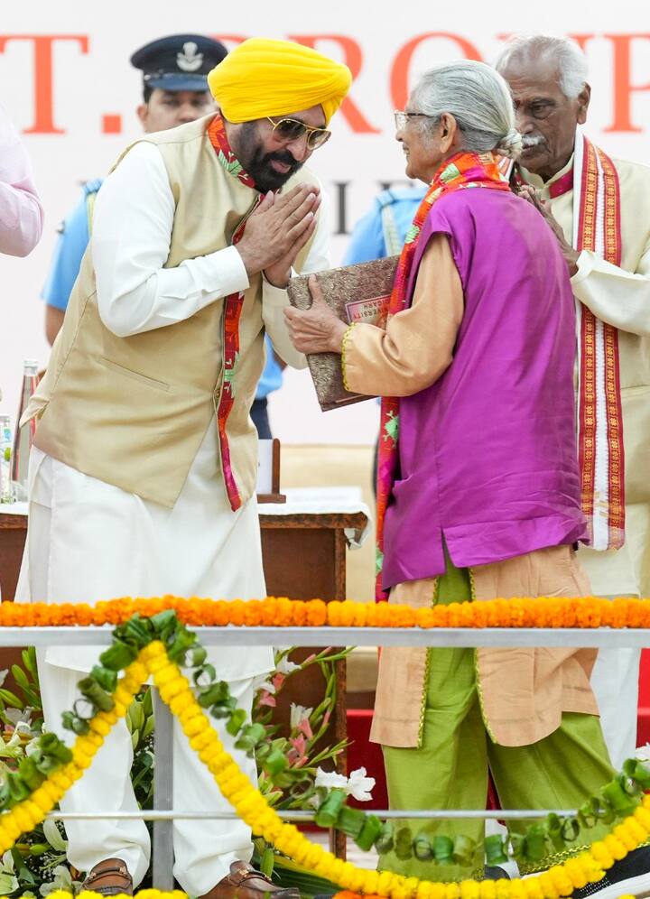 इस दौरान सीएम मान ने भी विभिन्न क्षेत्रों की शख्सियतों को मंच पर सम्मानित किया.