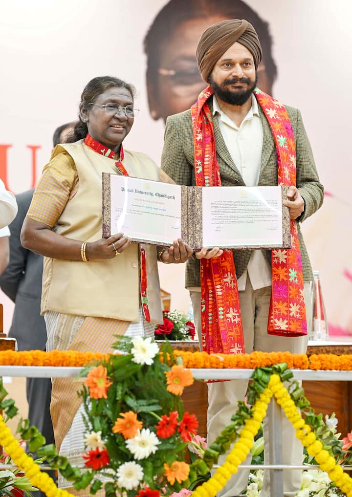 राष्ट्रपति मुर्मू ने इस बात की खुशी जाहिर की कि पंजाब यूनिवर्सिटी ने 17वीं बार मौलाना अबुल कलाम आजाद ट्रॉफी जीती है. यह खिलाड़ियों के लगन का प्रमाण है.