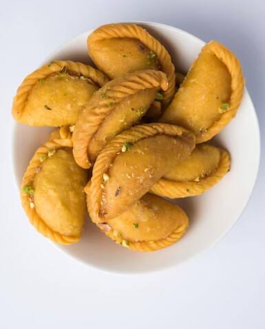 ਗੁਜੀਆ ਨੂੰ ਹਮੇਸ਼ਾ ਕਿਸੇ ਏਅਰਟਾਈਟ ਡੱਬੇ ਵਿੱਚ ਹੀ ਸਟੋਰ ਕਰੋ। ਇਸ ਤਰੀਕੇ ਨਾਲ ਗੁਜੀਆ ਬਾਹਰੀ ਹਵਾ ਨਾਲ ਸੰਪਰਕ ਵਿੱਚ ਆਉਣ ਤੋਂ ਬਚੀ ਰਹੇਗੀ ਅਤੇ ਲੰਬੇ ਸਮੇਂ ਤੱਕ ਤਾਜ਼ੀ ਰਹੇਗੀ। ਜੇਕਰ ਤੁਸੀਂ ਗੁਜੀਆ ਨੂੰ ਪਹਿਲੇ ਦਿਨ ਵਾਂਗ ਹੀ ਖਸਤਾ ਅਤੇ ਸੁਗੰਧਿਤ ਰੱਖਣਾ ਚਾਹੁੰਦੇ ਹੋ, ਤਾਂ ਇੱਕ ਏਅਰਟਾਈਟ ਡੱਬੇ ਵਿੱਚ ਪੇਪਰ ਟਾਵਲ ਵਿਛਾਓ ਅਤੇ ਫਿਰ ਗੁਜੀਆ ਰੱਖ ਕੇ ਸਟੋਰ ਕਰੋ। ਇਸ ਤਰੀਕੇ ਨਾਲ ਤੁਹਾਡੀ ਗੁਜੀਆ ਬਿਲਕੁਲ ਕਰੰਚੀ ਅਤੇ ਟੇਸਟੀ ਰਹੇਗੀ।