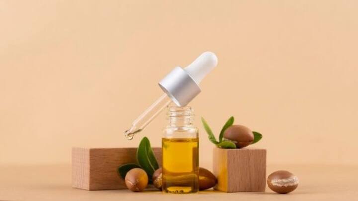 Argan Oil: Also referred to as ‘liquid gold,’ Argan oil helps in preserving skin radiance and preventing the skin from environmental damage whilst removing harsh Holi pigments. It hydrates and repairs the skin at the same time.   (Image Source: Pinterest/ freepik)