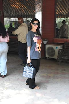 खुली जुल्फें, आंखों पर काला चश्मा और टीशर्ट-ट्राउजर में स्पॉट हुईं नोरा फतेही, सिंपल लुक में भी लगीं बला की हसीन