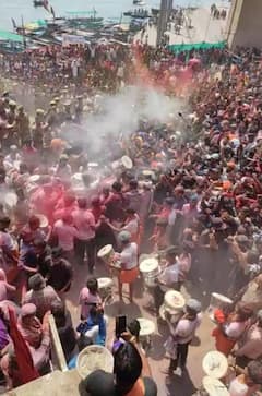 वाराणसी में खेली गई जलती चिताओं की राख से होली, महाश्मशान में दिखा अलग नजारा, देखें तस्वीर