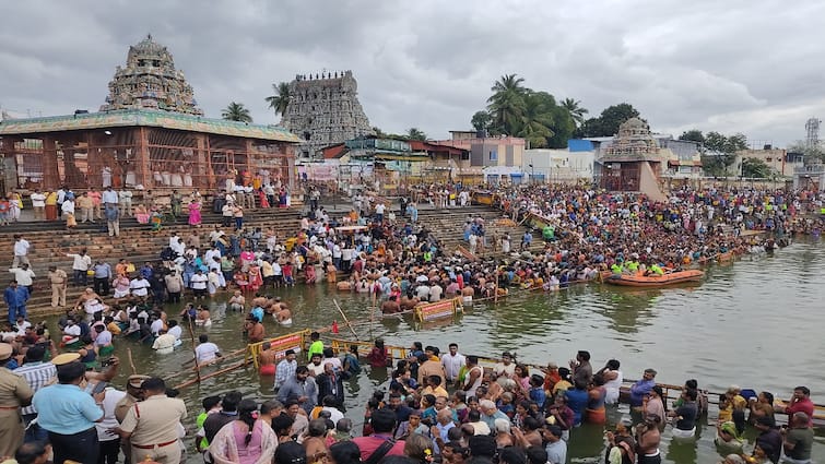Masimakam Theerthavari Devotees take holy dip  Kumbakonam tnn மாசிமக தீர்த்தவாரியில் புனித நீராடிய பக்தர்கள்... கும்பகோணம் திருவிழா பூண்டது
