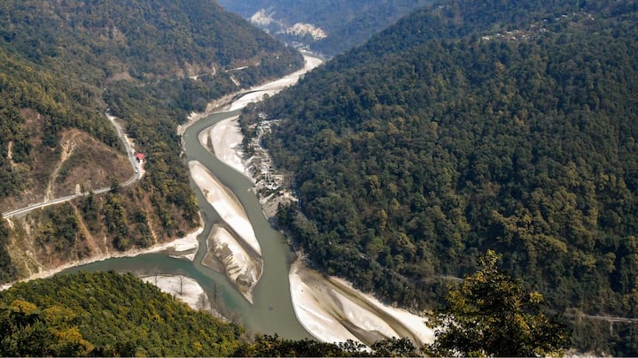 বজ্রবিদ্যুৎসহ বৃষ্টি হতে পারে। দার্জিলিং, জলপাইগুড়ি ও কালিম্পং জেলাতে হালকা বৃষ্টির পূর্বাভাস। বাকি জেলায় শুষ্ক আবহাওয়া উত্তরবঙ্গে। পার্বত্য এলাকায় বৃষ্টির সম্ভাবনা।