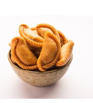 ਇਨ੍ਹਾਂ ਸਭ ਸਮੱਸਿਆਵਾਂ ਤੋਂ ਬਚਣ ਲਈ ਗੁਜੀਆ ਨੂੰ ਸਟੋਰ ਕਰਨ ਸਮੇਂ ਕੁਝ ਗੱਲਾਂ ਦਾ ਧਿਆਨ ਰੱਖਣਾ ਬਹੁਤ ਜ਼ਰੂਰੀ ਹੈ। ਜੇਕਰ ਤੁਸੀਂ ਗੁਜੀਆ ਨੂੰ ਠੀਕ ਢੰਗ ਨਾਲ ਸਟੋਰ ਕਰੋ ਤਾਂ ਇਹ ਕਈ ਦਿਨਾਂ ਤੱਕ ਖਸਤਾ ਰਹਿਣਗੀਆਂ ਅਤੇ ਉਨ੍ਹਾਂ ਦਾ ਸਵਾਦ ਵੀ ਬਰਕਰਾਰ ਰਹੇਗਾ। ਆਓ ਜਾਣਦੇ ਹਾਂ ਗੁਜੀਆ ਨੂੰ ਸਹੀ ਤਰੀਕੇ ਨਾਲ ਸੰਭਾਲਣ ਦੇ ਉਚਿਤ ਢੰਗ।