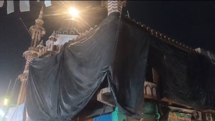 उत्तर प्रदेश में संभल, अलीगढ़ और शाहजहांपुर समेत कई जिलों में मस्जिदों को होली के चलते तिरपाल से ढक दिया गया है. होली के मद्देनजर शांति व्यवस्था बनाए रखने के लिए यूपी प्रशासन पूरी तरह अलर्ट है. इसके साथ ही संवेदनशील इलाकों में पुलिस भी चप्पे-चप्पे पर तैनात की गई है.