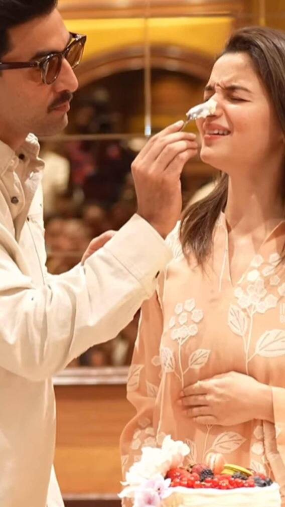 32वें बर्थडे से पहले आलिया ने पैप्स के साथ काटा केक, वीडियो हुआ वायरल