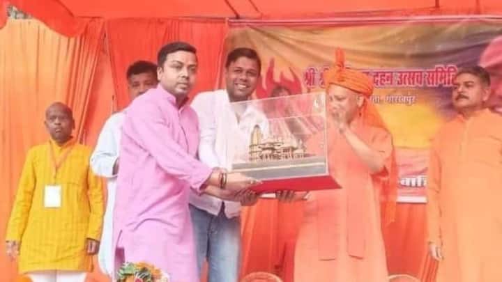 इस साल भी 13 मार्च की शाम को पांडेयहाता से निकलने वाली होलिका दहन शोभायात्रा तथा 14 मार्च की सुबह घंटाघर से निकलने वाली भगवान नृसिंह की रंगभरी शोभायात्रा में सीएम योगी सम्मिलित होकर समरसता के रंग को और चटक करेंगे. सामाजिक समरसता का स्नेह बांटने के लिए ही गोरक्षपीठाधीश्वर दशकों से होलिकादहन तथा होलिकोत्सव (भगवान नृसिंह की रंगभरी शोभायात्रा) में शामिल होते रहे हैं और यह क्रम उनके मुख्यमंत्री बनने के बाद भी बाधित नहीं हुआ.