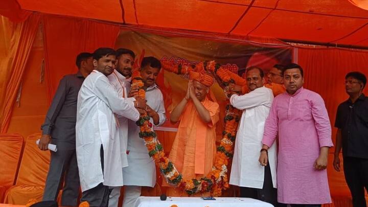 गुरु गोरखनाथ की साधना स्थली गोरखपुर में होली का उल्लास सामाजिक समरसता के चटक रंगों में उफान पर होता है. होलियाना माहौल में यहां निकलने वाली दो प्रमुख शोभायात्राएं खास संदेश देते हुए पूरे प्रदेश के लिए आकर्षण का केंद्र बनती हैं. इन दोनों शोभयात्राओं (होलिकादहन और होलिकोत्सव) में गोरक्षपीठ की सहभागिता होने से गोरखपुर का रंगपर्व दशकों से विशिष्ट बना हुआ है.