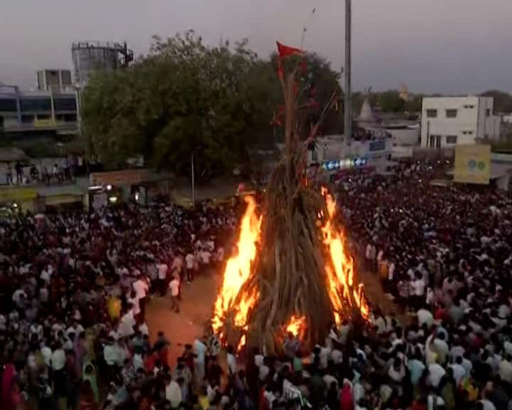 Tallest Holika in Gujarat: 700 વર્ષ જૂની પરંપરા આજે પણ જીવંત, પાલજની હોળીની જ્વાળાઓ પરથી આવનાર વર્ષનો વરતારો કરાયો