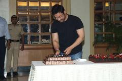 Aamir Khan Birthday: 59 साल के मिस्टर परफेक्शनिस्ट आमिर खान ने मीडिया और फैंस के साथ काटा केक, देखें तस्वीरें