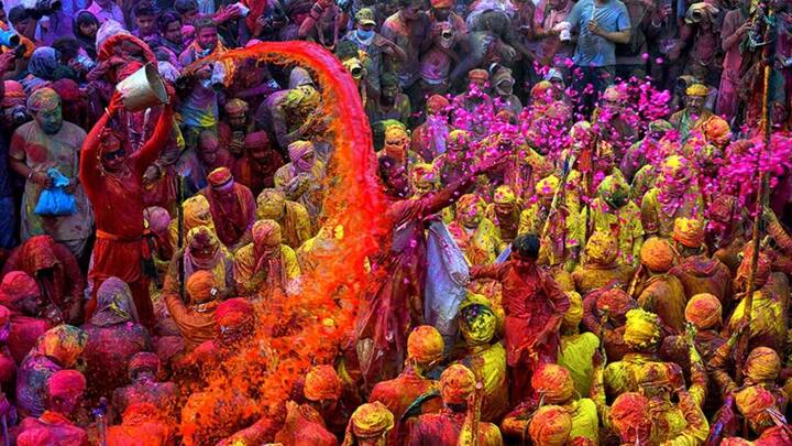 खूब गुलाल उड़ाते हैं. स्कूल-कॉलेज से लेकर अलग-अलग दफ्तरों तक में लोग जमकर होली सेलिब्रेट करते हैं. होली में कई बार बहुत से लोग ट्रैवल भी कर रहे होते हैं. लेकिन ट्रेन में ट्रैवल करने के दौरान भी लोग एक दूसरे पर होली खेलते हैं.