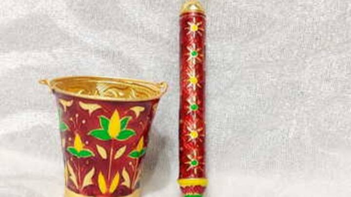 कहा तो ये भी जाता है कि त्रेता और द्वापर युग में लोग सोने और चांदी की पिचकारियों से रंग खेलते थे. वहीं राजा-महाराजा भी पिचकारी से होली खेलते थे.