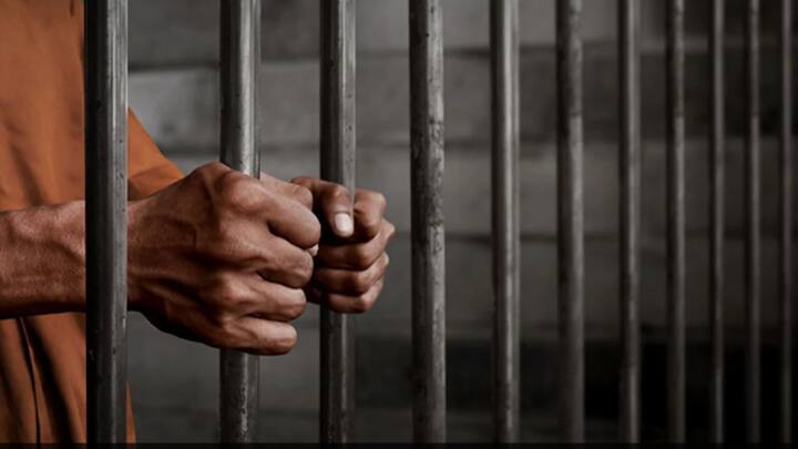 रेलवे अधिनियम 1989, की धारा के तहत ट्रेन में होली खेलने ट्रेन संचालन में बाधा डाल सकता है. अगर यह आरोप सिद्ध हो जाता है. तो फिर ऐसे में आपको 10 साल तक की जेल की हवा खानी पड़ सकती है.