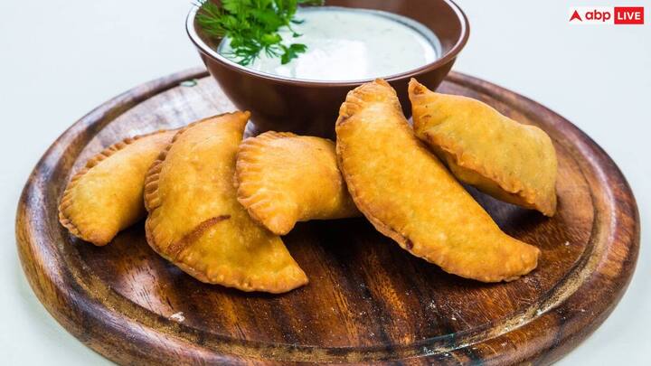 गुजिया को सील करने के लिए किनारों को मजबूती से दबाएं आप इसे पारंपरिक डिज़ाइन देने के लिए कांटे से किनारों को सिकोड़ भी सकते हैं. मध्यम आंच पर एक गहरे पैन में घी या तेल गरम करें. गुजिया को सावधानी से गरम तेल में डालें, एक बार में कुछ गुजिया डालें और उन्हें सुनहरा भूरा और कुरकुरा होने तक तलें.