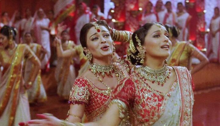 फ्राइडे टॉकीज के साथ हाल ही में एक बातचीत में, देवदास के सिनेमैटोग्राफर बिनोद प्रधान ने बताया था कि शाहरुख खान और ऐश्वर्या राय स्टारर फिल्म की मेकिंग काफी ग्रैंड स्केल पर की गई थी. 2002 में बनी देवदास फिल्म शरत चंद्र चट्टोपाध्याय के 1917 के उपन्यास पर आधारित थी. फिल्म में शाहरुख खान, ऐश्वर्या राय बच्चन और माधुरी दीक्षित ने लीड रोल प्ले किया था.