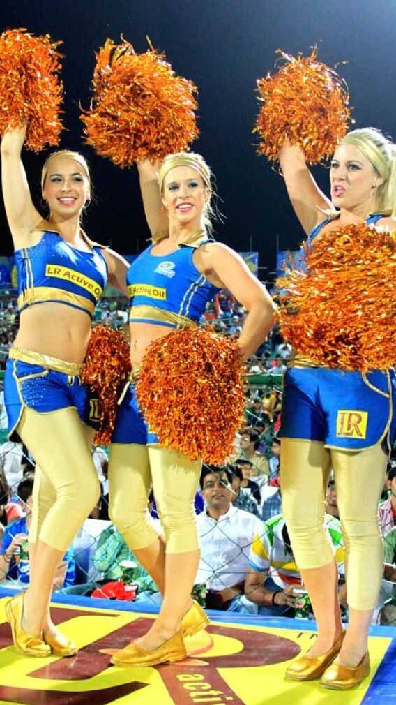 IPLमध्ये चिअरलीडर्सच्या प्रेमात क्लीन बोल्ड झाले 'हे' क्रिकेटपटू