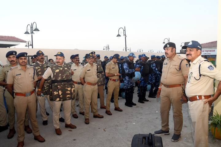 मुख्यमंत्री डॉ मोहन यादव के शहर उज्जैन के एसपी प्रदीप शर्मा ने बताया कि शहर के विभिन्न इलाकों में फ्लैग मार्च निकाला गया. पुलिस के इंतजाम गुरुवार से ही लगा दिए जाएंगे. जबलपुर एसपी संपत उपाध्याय के मुताबिक होली पर्व पर ड्रोन कैमरे से सुरक्षा इंतजामों की मॉनिटरिंग की जाएगी.