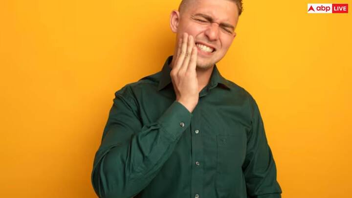 चारकोल पाउडर: अगर आप अपने दांतों को कैविटी और कीड़ों से बचाना चाहते हैं, तो आपको चारकोल पाउडर का इस्तेमाल करना चाहिए. इसके इस्तेमाल से आपके दांतों में कैविटी पैदा करने वाले बैक्टीरिया से बचने में मदद मिलती है. इतना ही नहीं, इसके इस्तेमाल से आपके मसूड़े भी स्वस्थ रहते हैं.