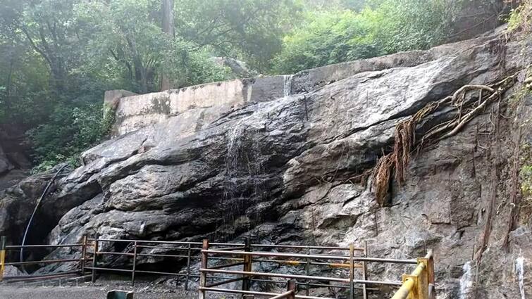 Summer coming soon Suruli and Kumbakkarai waterfalls are dry and without water tnn நெருங்கி  வரும் கோடை காலம்... தண்ணீரின்றி வறண்டு காணப்படும் சுருளி, கும்பக்கரை அருவிகள்
