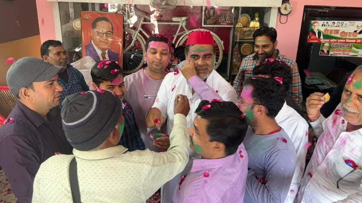 होली और नमाज पर विवाद के बीच सपा विधायक फहीम इरफान ने जमकर खेला रंग, सामने आई तस्वीर