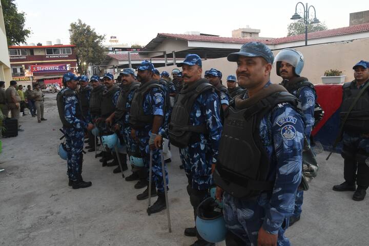 इंदौर जिले के महू में हाल ही में पथराव की घटना के बाद सांप्रदायिक तनाव की स्थिति देखने को मिली थी. हालांकि अभी स्थिति पूरी तरह सामान्य है, बावजूद इसके इंदौर, महू सहित आसपास के इलाके में सुरक्षा के कड़े इंतजाम किए जा रहे हैं.