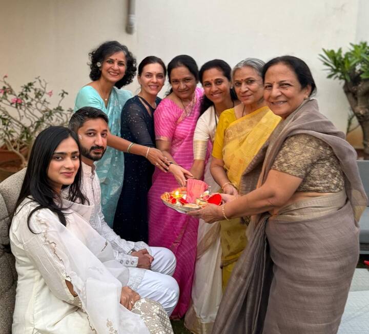 पवार कुटुंबीयांसोबत जय पवार असून त्यांच्यासोबत एक तरुणीही दिसत आहे.