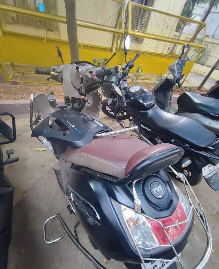 प्रणय बोडके(29), करण शिंदे (29)आणि दुर्वेश गोरडे हे तिघेजण स्कुटर वरून परेल वरून दादरला होळीसाठी फुले आणण्यास चालले होते.