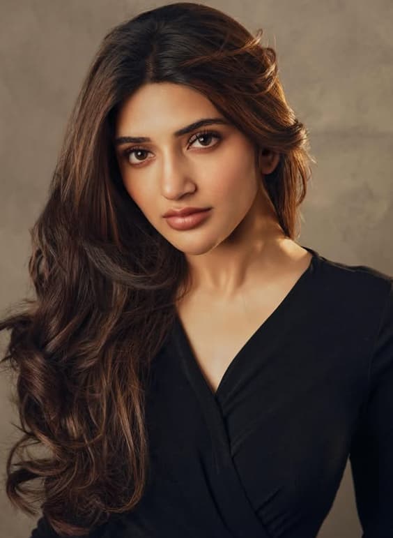 हम जिस अभिनेत्री की बात कर रहे हैं वो कोई और नहीं श्रीलीला हैं. हाल ही में कार्तिक आर्यन की मां माला तिवारी से एक अवॉर्ड फंक्शन के दौरान उनकी होने वाली बहू के बारे में पूछा गया तो उन्होंने कहा कि वे एक डॉक्टर बहू चाहती हैं. इसके बाद से कार्तिक और श्रीलीला के अफेयर के रूमर्स फैल गए हैं. बता दें कि श्रीलीला मेडिकल की पढ़ाई कर रही हैं.