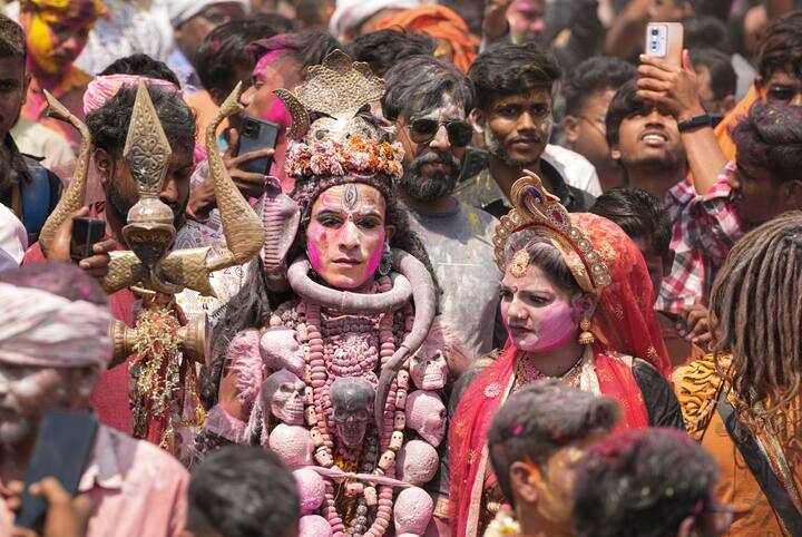 রংভরি একাদশীর দ্বিতীয় দিনে পালিত হয় মসন হোলি। ধর্মীয় বিশ্বাস মতে, ভগবান শিব তার ভক্তদের সঙ্গে কাশীর হরিশচন্দ্র ও মণিকর্ণিকা ঘাটে মাসান হোলির দিনে একটি অস্বাভাবিক হোলি খেলেন।