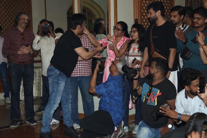 आमीरच्या नव्या गर्लफ्रेंडचं नाव गौरी आहे, ती मूळची बेंगलोरची आहे.