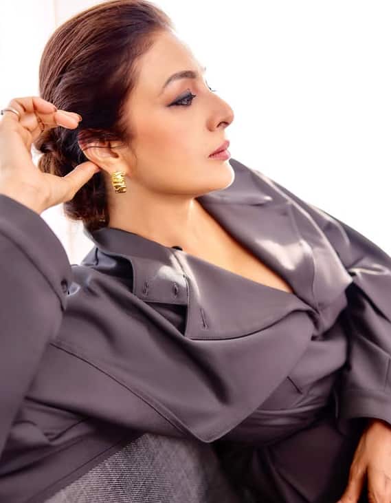 हम जिस एक्ट्रेस की बात कर रहे हैं वह 90 के दशक में कई सुपरहिट फिल्मों का हिस्सा रही है और वे अमिताभ बच्चन, देव आनंद, गोविंदा और अजय देवगन जैसे सुपरस्टार्स के साथ काम कर चुकी है. यह अभिनेत्री आज भी काफी पॉपुलर हैं और दर्शकों के दिलों पर अपनी दमदार एक्टिंग की बदौलत राज करती हैं. दरअसल ये कोई और नहीं बॉलीवुड की मोस्ट टैलेंटेड एक्ट्रेस तबू हैं.