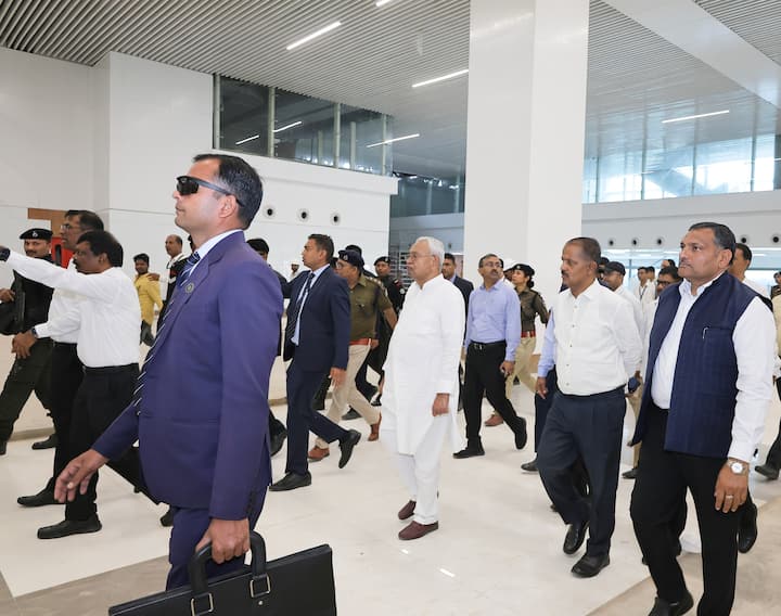 इसके बाद मुख्यमंत्री ने बिहटा में बनाए जानेवाले अन्तर्राष्ट्रीय एयरपोर्ट का स्थल निरीक्षण भी किया. इस दौरान अधिकारियों ने मुख्यमंत्री को निर्माण कार्य के संबंध में विस्तृत जानकारी दी.