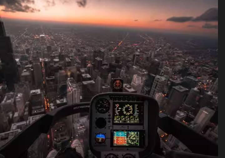 ਦੁਨੀਆ ਦੀ ਪਹਿਲੀ ਕਮਰਸ਼ੀਅਲ ਪੈਸੇਂਜਰ ਫਲਾਈਟ 1 ਜਨਵਰੀ, 1914 ਨੂੰ ਉੱਡੀ ਸੀ। ਇਹ ਉਡਾਣ ਅਮਰੀਕਾ ਦੇ ਫਲੋਰੀਡਾ ਦੇ ਦੋ ਸ਼ਹਿਰਾਂ ਵਿਚਕਾਰ ਸੀ। ਇਹ ਉਡਾਣ ਸੇਂਟ ਪੀਟਰਸਬਰਗ-ਟੈਂਪਾ ਏਅਰਬੋਟ ਲਾਈਨ ਦੁਆਰਾ ਚਲਾਈ ਗਈ ਸੀ।