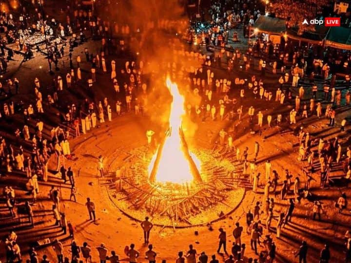 ऐसी मान्यता है ऐसा करने से आर्थिक स्थिति में सुधार होता है और मां लक्ष्मी की कृपा आप पर बनी रहती है.