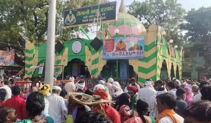 आजपासून दुपारी तीन वाजता विधिवत मुजावर परिवाराकडून होली दहन करण्यात आली आहे.