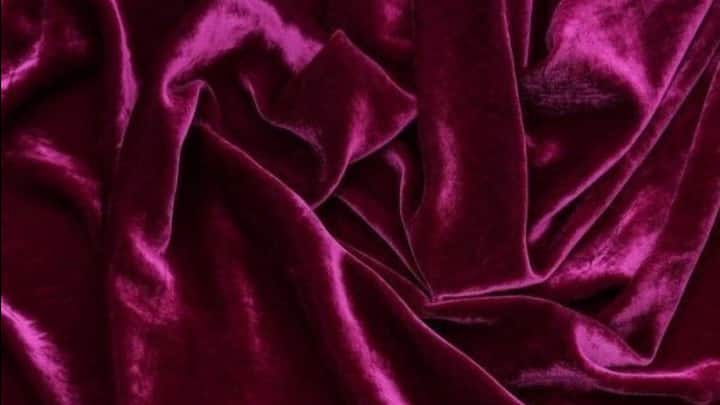 4. Velvet With Stain-Resistant Coating: Although velvet may seem to be a choice of luxury and delicacy, in modern times, coating with stain-resistant attributes makes it a feasible choice. Velvet is now treated to be ‘liquid proofed’, enabling simple clean up after Holi celebrations. (Image Source: Pinterest/llglee)