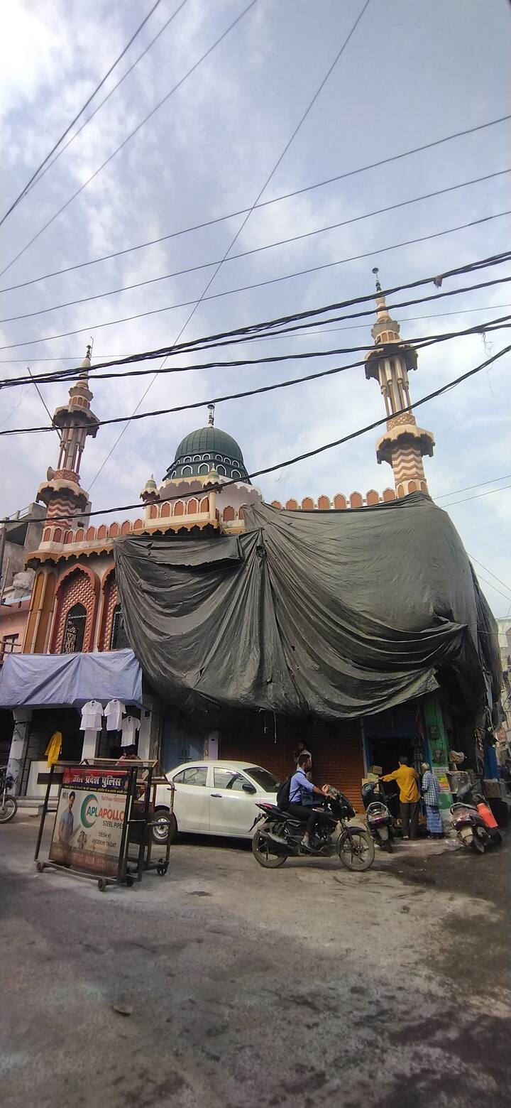 इसके साथ ही कई शहरों में जुमे की नमाज का भी समय बदला गया है. मुरादाबाद में होली के पर्व के कारण जुमे की नमाज़ के समय में कुछ बदलाव किया गया है. मुरादाबाद की जामा मस्जिद में जुमे की नमाज़ 2:30 बजे अदा की जाएगी. रामपुर की जामा मस्जिद में जुमे की नमाज़ 2:30 बजे अदा की जाएगी, संभल की शाही जामा मस्जिद में जुमे की नमाज़ 2:30 बजे अदा की जाएगी. अमरोहा की जामा मस्जिद में जुमे की नमाज़ 2:30 बजे अदा की जाएगी.