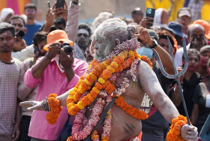 স্থানীয় লোকজন জানান, তাদের পূর্ব পুরুষদের আমল থেকে এই ঘটনা দেখে আসছেন তারা। তাদের বিশ্বাস, রংভরি একাদশীর দিন সর্বপ্রথম ভগবান বিশ্বনাথ কাশী বিশ্বনাথ মন্দিরে হোলি খেলেন।
