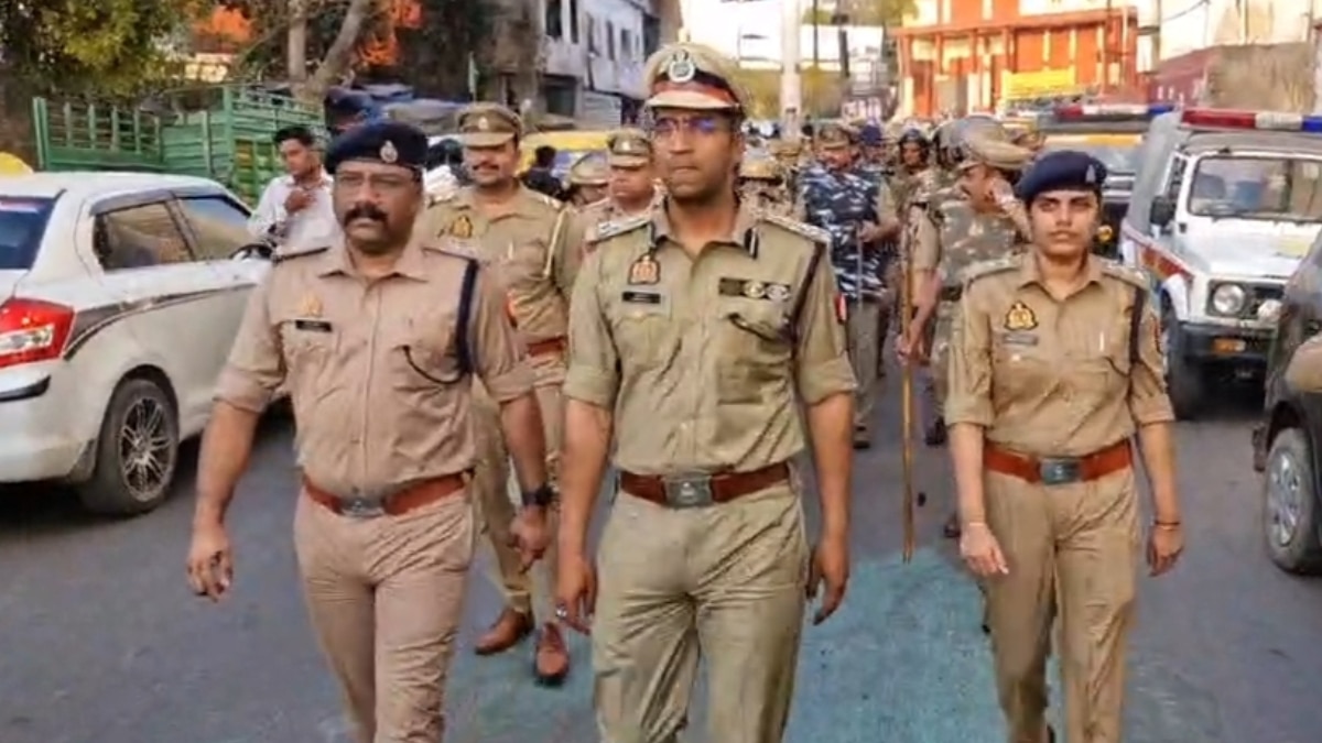 ताजनगरी में होली और जुम्मे की नमाज पर आगरा पुलिस अलर्ट, आलाधिकारियों का सड़कों पर फ्लैग मार्च