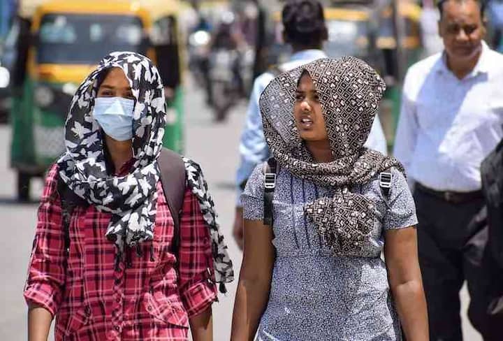 दुपारच्या सुमारास रस्त्यावरून फिरणे असहय होत असून उकाड्याने नागरिक हैराण झाले आहेत.