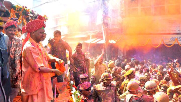 गोरखपुर में भगवान नृसिंह रंगोत्सव शोभायात्रा की शुरुआत अपने गोरखपुर प्रवासकाल में राष्ट्रीय स्वयंसेवक संघ के प्रचारक नानाजी देशमुख ने 1944 में की थी. गोरखनाथ मंदिर में होलिकादहन की राख से होली मनाने की परंपरा इसके काफी पहले से जारी थी. नानाजी का यह अभियान होली के अवसर पर विकृति व फूहड़ता दूर करने के लिए था.