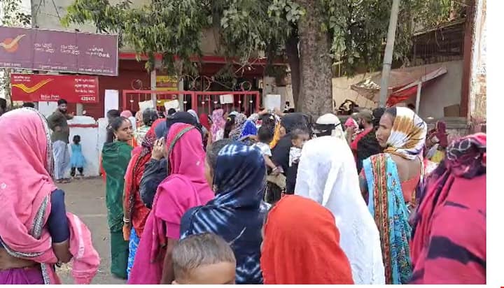 लाडकी बहिण योजनेच्या माध्यमातून सरकार लाभार्थी महिलेला प्रत्येक महिन्याला 1500 रुपयांची मदत देते.