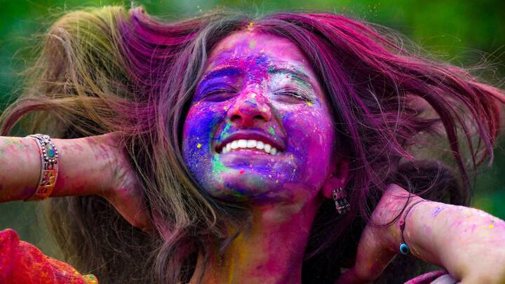 রং মেখে আনন্দ করতে গিয়ে অবহেলা করা হয় ত্বককে। যা দোলের পরে মারাত্মক সমস্যার কারণ হতে পারে। তাই দোলের আগে এবং পরে বিশেষ যত্ন নেওয়া প্রয়োজন। রঙে উপস্থিত কেমিক্যাল যাতে ত্বকের ক্ষতি না করতে পারে তার জন্য খেয়াল রাখতে হবে আপনাকেই।