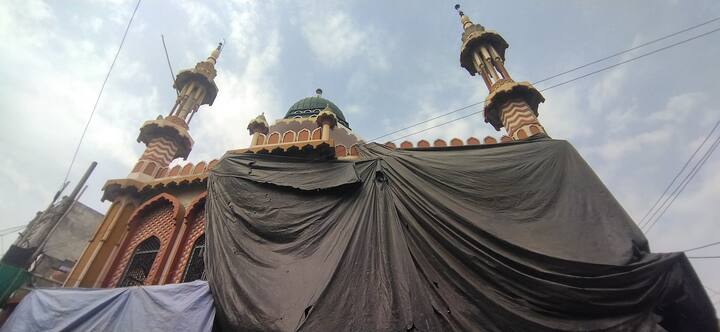 संभल की शाही जामा मस्जिद को भी प्रशासन ने तिरपाल से ढक रखा है. इतना ही नहीं संभल की करीब दस मस्जिदों को ढका गया है . ये वो मस्जिद हैं जो होली जुलूस के रास्ते में पढ़ रही है, इसलिए प्रशासन ने ये कदम उठाया है. संभल में करीब 1200 होलिका दहन कार्यक्रम रखा गया है और एक हजार लोगों को पाबंद किया गया है. इसके साथ ही 49 अति संवेदनशील इलाके घोषित किए गए है जहाँ सुरक्षा बढ़ाई गई है.