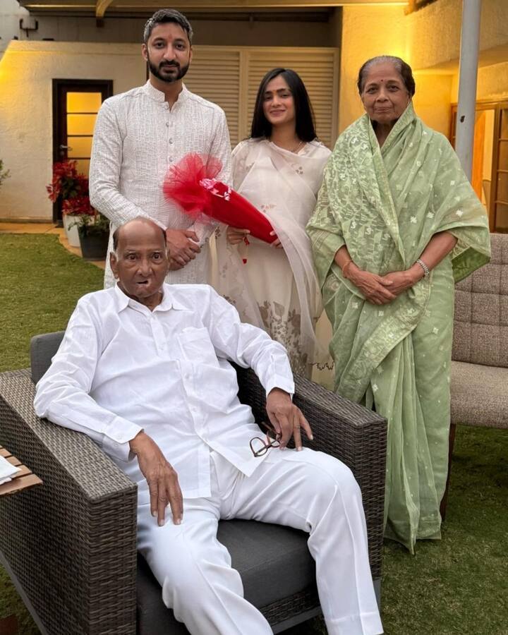 खासदार सुप्रिया सुळे यांनी सोशल मीडियावर एक फोटो शेअर केले. त्यामुळे सर्वाचं लक्ष वेधलं गेलं आहे.