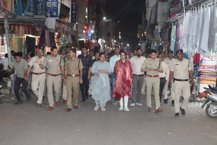 प्रशासनिक को पुलिस अधिकारियों द्वारा मॉनिटरिंग की जा रही है. इंदौर कलेक्टर आशीष सिंह के मुताबिक शांति समिति की बैठक लेकर गाइडलाइन भी जारी की गई है.