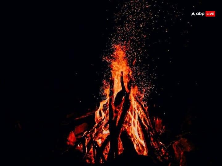 होलिका दहन साल 2025 में 13 मार्च, गुरुवार के दिन किया जाएगा. होलिका दहन फाल्गुन माह की पूर्णिमा तिथि को किया जाता है. होलिका दहन की राख या भस्म से किए गए उपाय सिद्ध होते हैं.